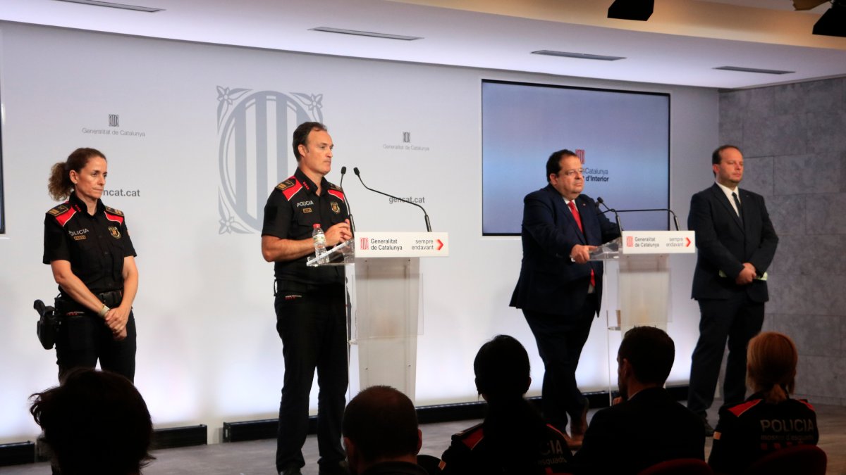 El comissari en cap dels Mossos d'Esquadra, Eduard Sallent, i el conseller d'Interior, Joan Ignasi Elena, entre la comissària Rosa Bosch i el director general de la Policia, Pere Ferrer, en la roda de premsa sobre el dispositiu per detenir Puigdemont.