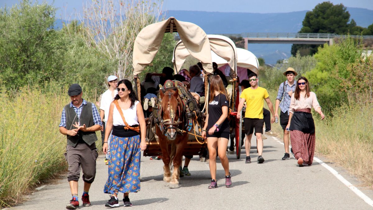 Membres de la Colla Vella dels Xiquets de Valls caminant cap a Vilafranca del Penedès.