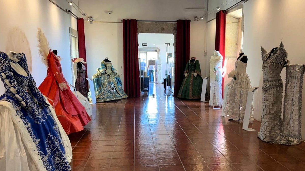 Exposició de vestits de paper de Mollerussa i Amposta a Porto.