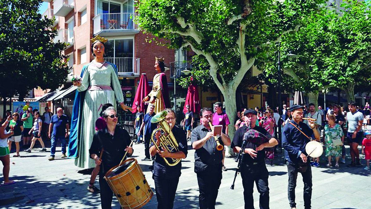 La Cobla Ministrers de Cambrils y, detrás, los gegants Pere y Camí.