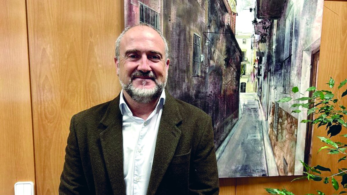 Alfredo Clúa en su despacho del Ayuntamoento de Cambrils.