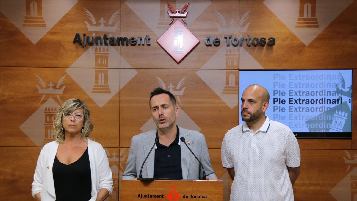 L'alcalde de Tortosa, Jordi Jordan, intervé a la sala de premsa de l'Ajuntament flanquejat per la primer tinent d'alcalde, Mar Lleixà, i el segon, Víctor Grau.