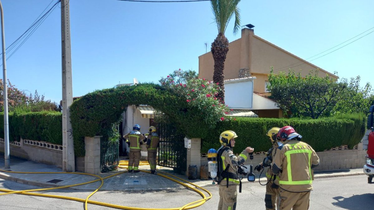 Imatge dels Bombers a l'habitatge on s'ha produït l'incendi a Torredembarra.