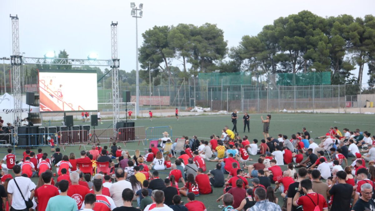 Imatge de l'afició grana presenciant el primer partit de lliga a la pantalla gegant davant l'Ourense.