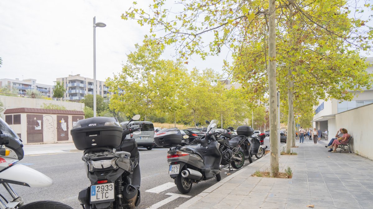 Imatge d'una nova zona d'aparcament de motos al carrer de Joan Pau II a Tarragona.