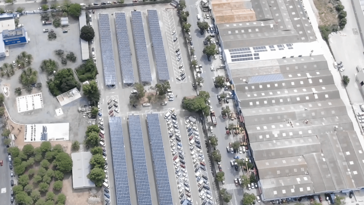 Imagen de la instal·lació solar fotovoltaica del dipòsit de vehículos de Reus.