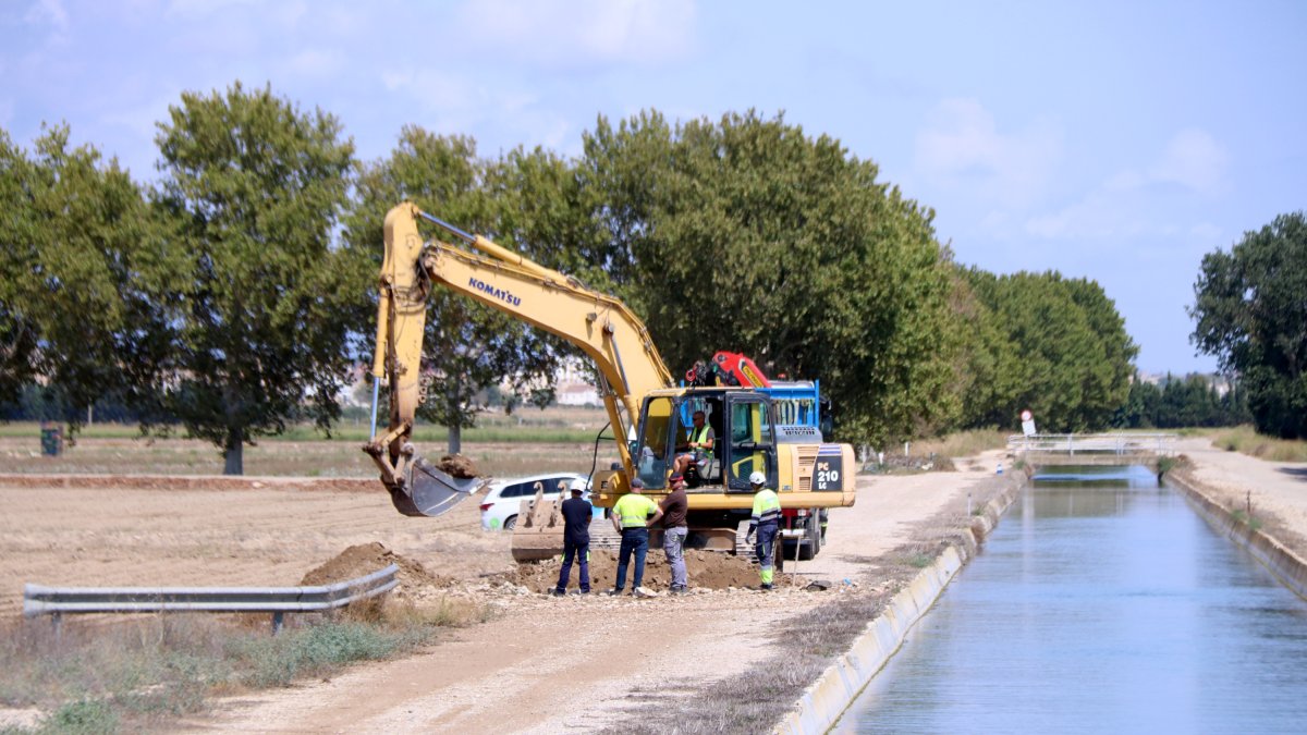 Tasques de reparació de la canonada del CAT avariada al terme de l'Aldea, prop del punt de l'última fuita.