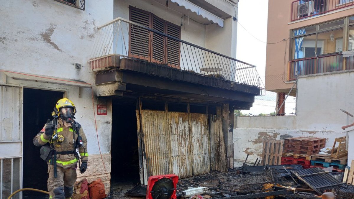 Imatge de la taulada danyada en un incendi al Vendrell.