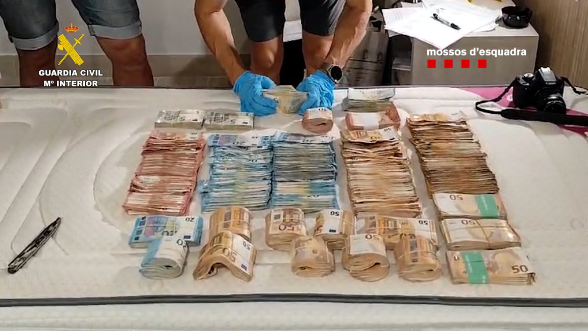 Imatge del botí de més de 100.000 euros de l'atracador