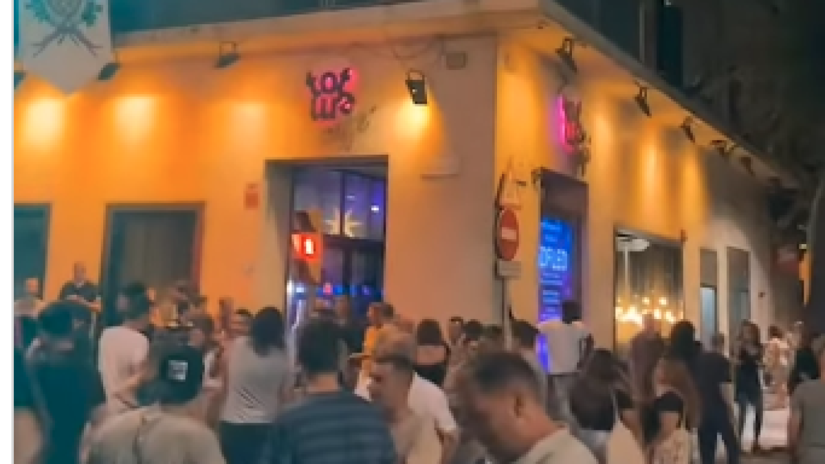 Clientes desalojados delante de la discoteca afectada
