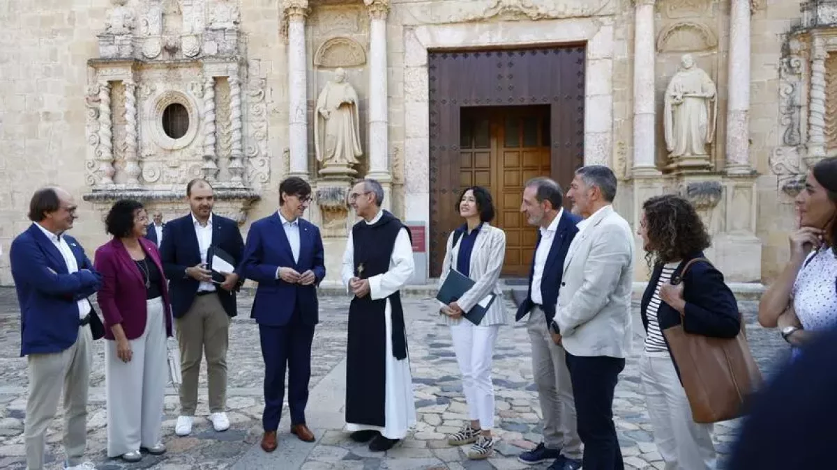 Imagen del presidente de la Generalitat de Cataluña, Salvador Illa, y los 16 consellers de su Govern este viernes a su llegada al monasterio de Poblet
