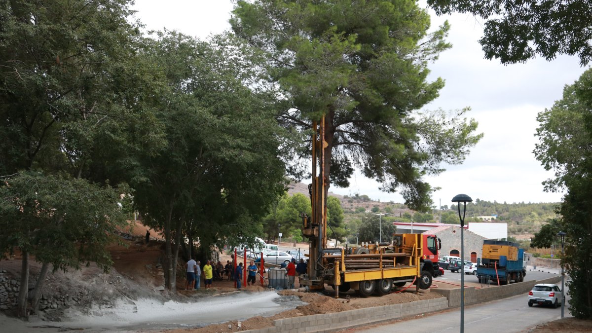 Operaris d'una empresa de perforacions treballen per confirmar la presència d'aigua i fer un pou a Riudecanyes