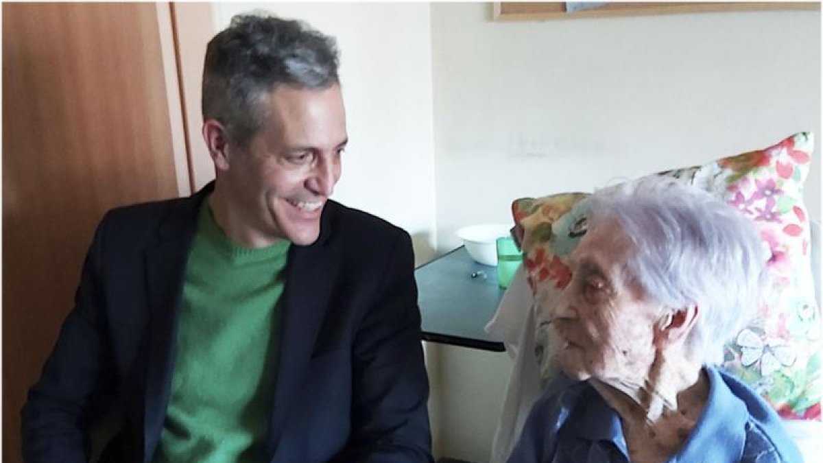 El director de documentals Sam Green visita Maria Branyas el març del 2023