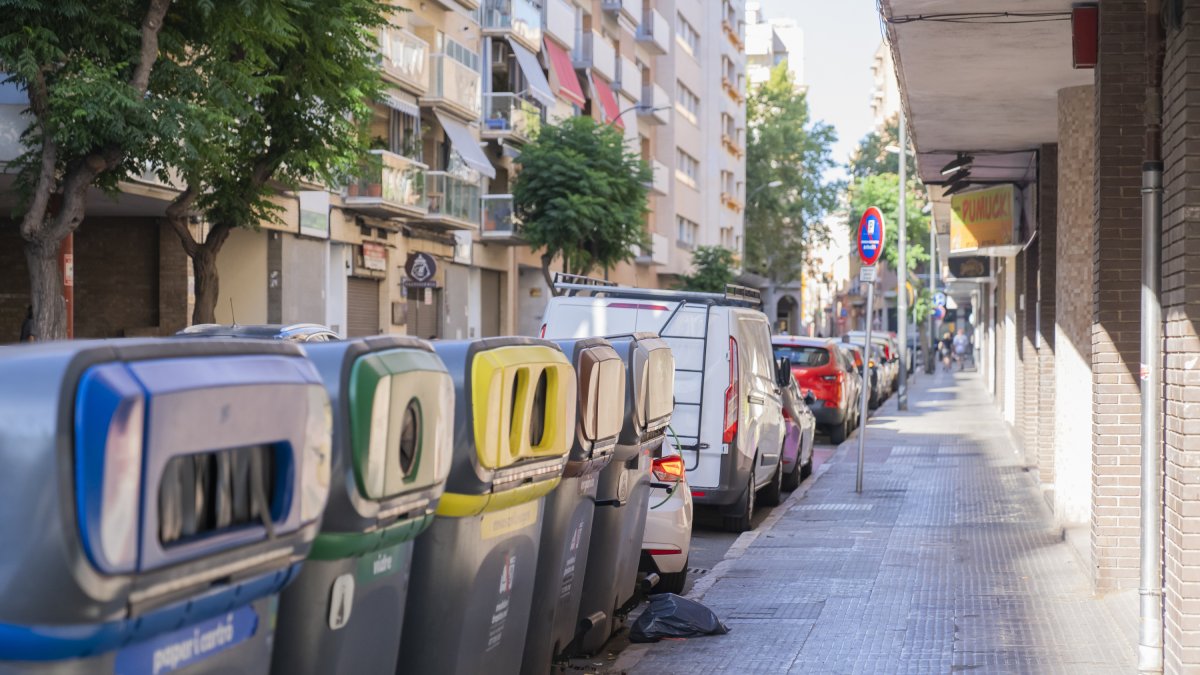 Imatge dels contenidors de la brossa al carrer Mare Molas