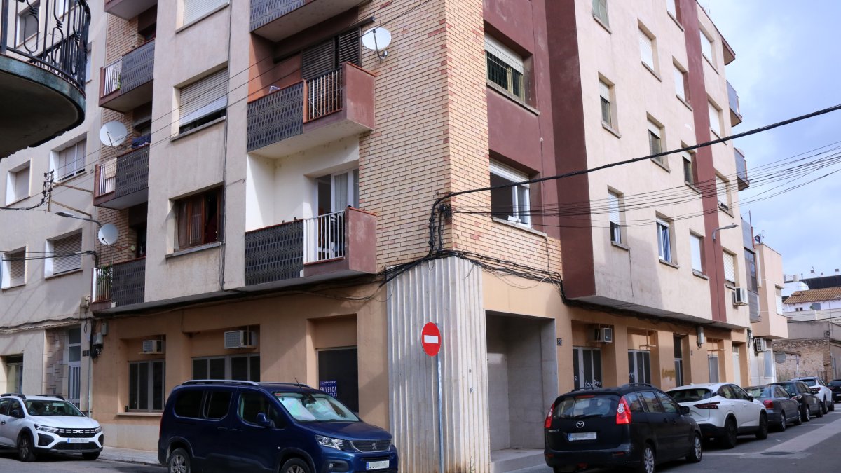Imatge dels baixos que ocupava l'antiga seu de CDC del carrer Góngora d'Amposta i que ha adquirit l'Ajuntament.