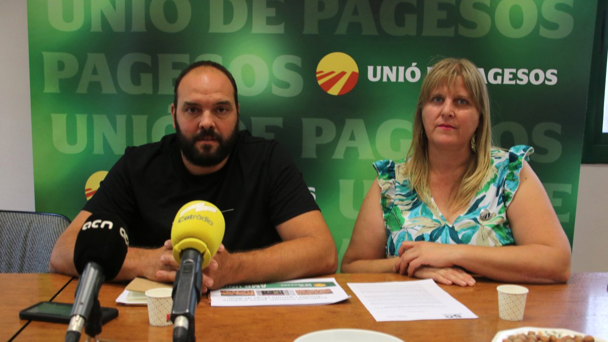Sergi Martin, responsable nacional de Fruita Seca d'Unió de Pagesos, i Ester Gomis, membre del sindicat, a l'inici de la roda de premsa per denunciar l'opacitat de la Llotja de Reus.