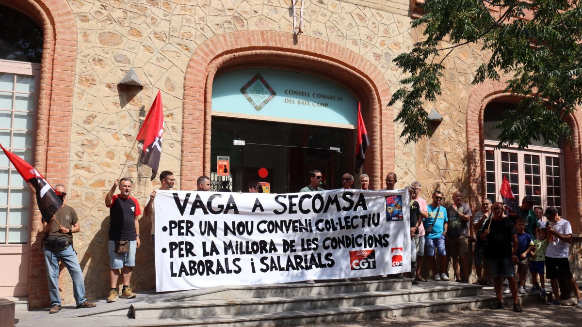 La plantilla de Secomsa concentrada delante del Consell Comarcal del Baix Camp para exigir mejoras laborales y salariales.