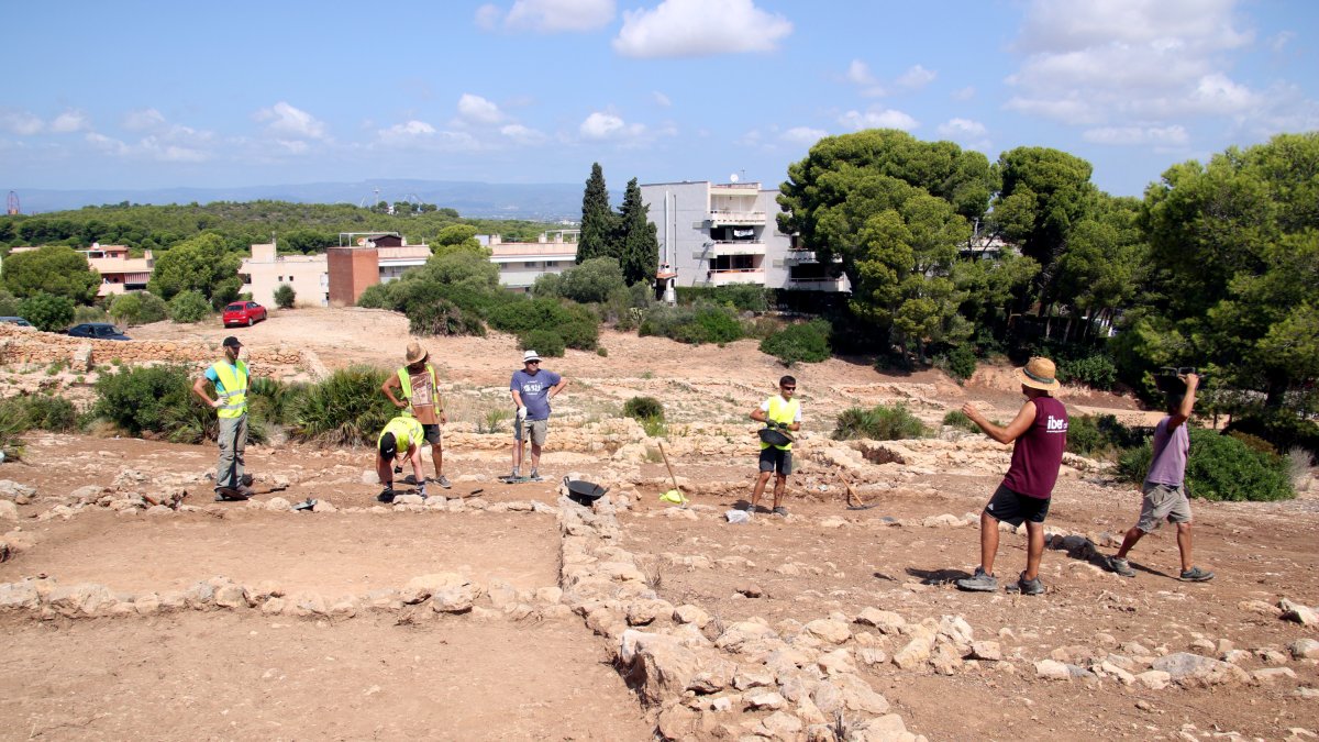 Els arqueòlegs treballant en la campanya arqueològica d'aquest agost al jaciment del poblat de La Cella de Salou.