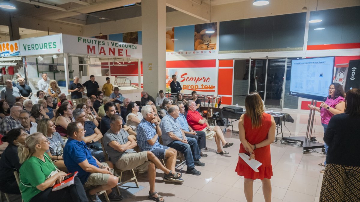Imatge de la trobada informativa amb els ciutadans al Mercat del Carrilet.