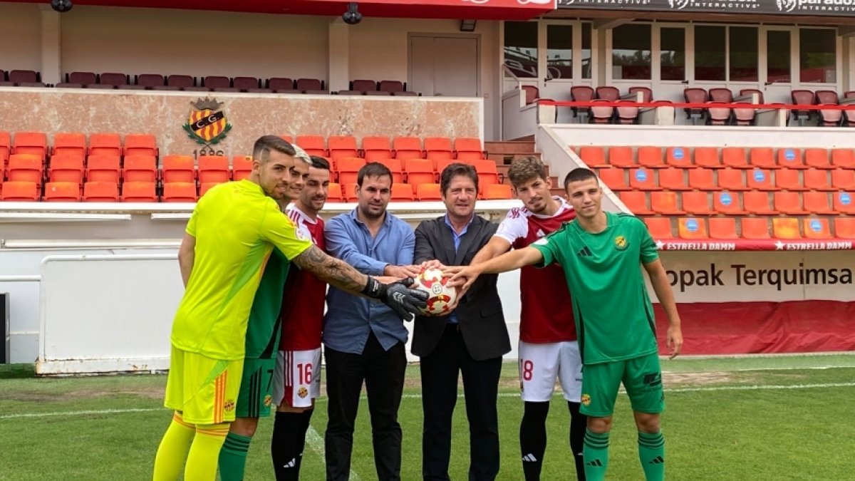 Los nuevos fichajes sobre el césped del Nuevo Estadio con Javi Sanz y Lluís Fàbregas.