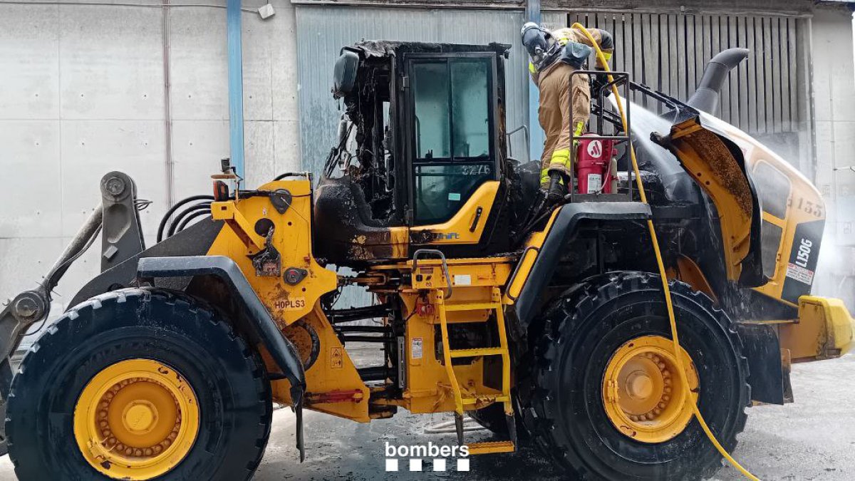 Imagen de la actuación de los Bomberos en la excavadora quemada.