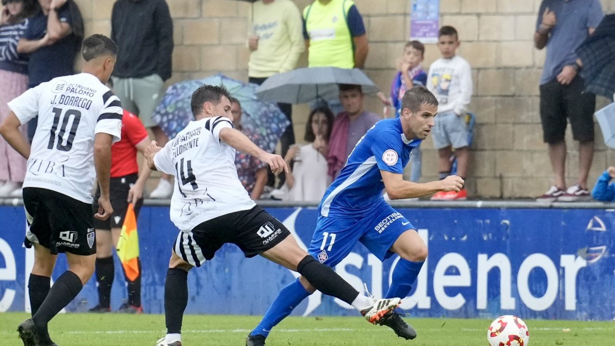 Pablo Hervías, un dels referents ofensius, durant el duel contra la Gimnástica Segoviana.