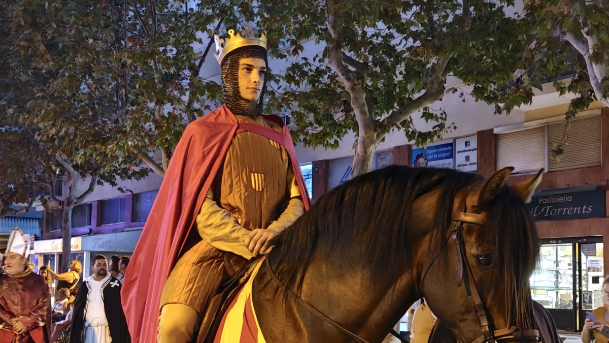 Imagen del Rey Jaime I con su nueva indumentaria