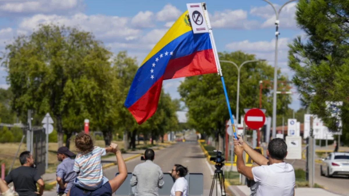 Simpatizantes del excandidato opositor a la Presidencia de Venezuela, Edmundo González Urrutia, a la puerta de la base aérea de Torrejón de Ardoz (Madrid)