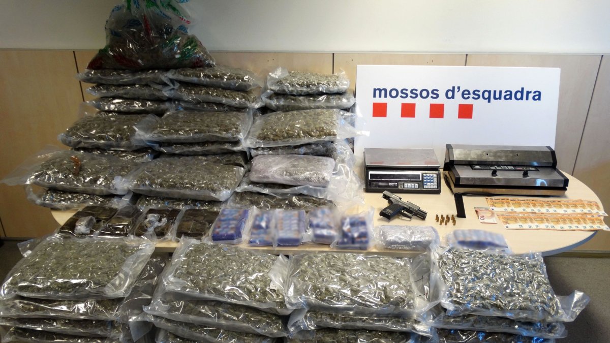 Imagen de la droga intervenida, el arma de fuego y el dinero en efectivo.