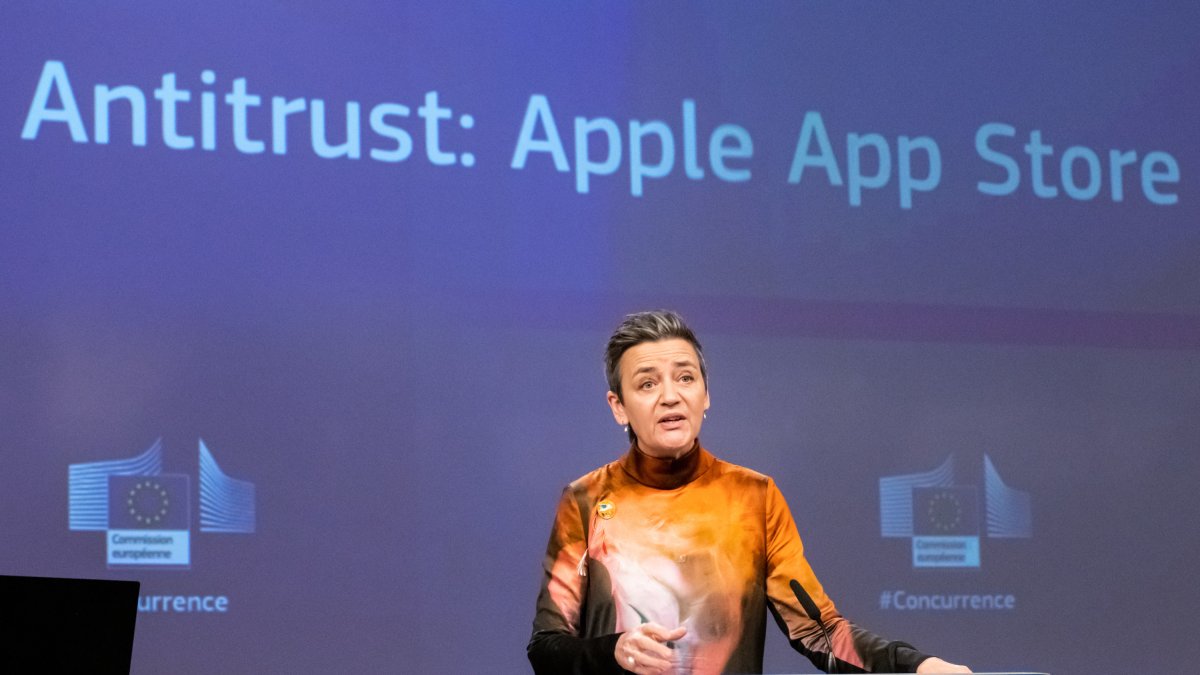 La vicepresidenta ejecutiva de la Comisión Europea, Margrethe Vestager, durante la rueda de prensa en la que ha anunciado la primera multa de la UE a Apple.