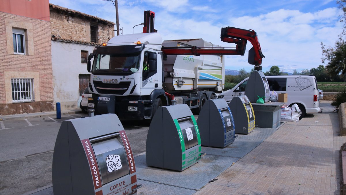 Un camió fa la recollida d'escombraries a Amposta.
