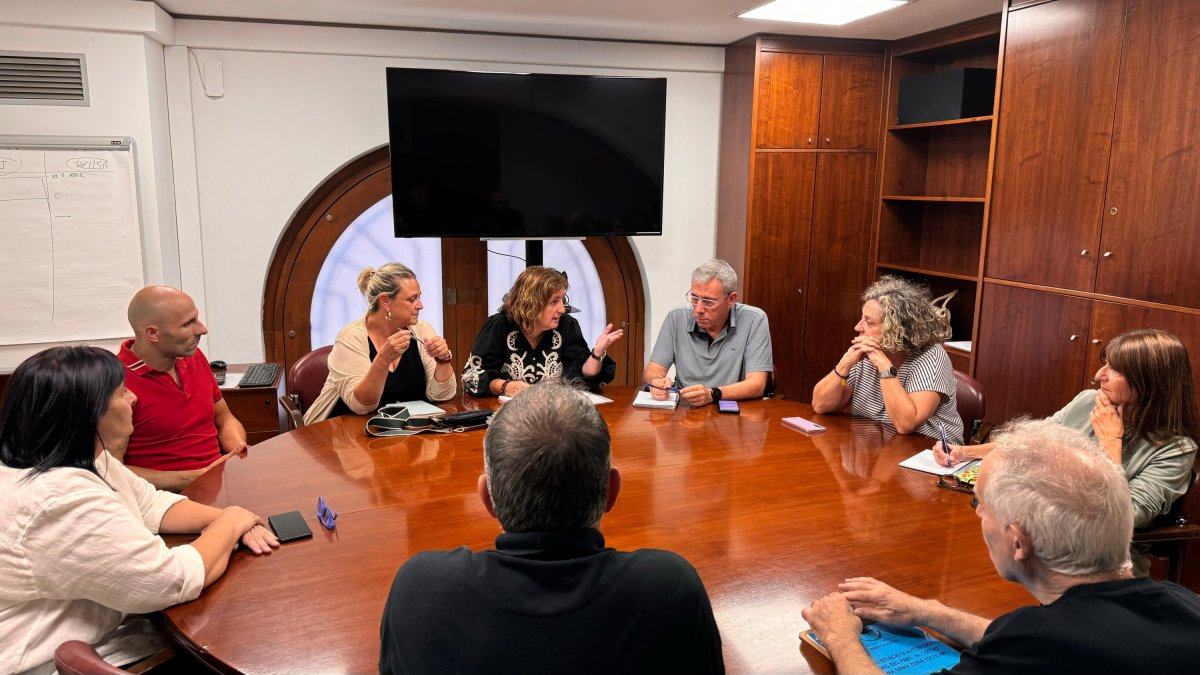 Imagen del momento del encuentro entre Junts per Reus y la Plataforma Defensa Parc Mas Iglesias para tratar el tema del traslado de la estación de autobuses.