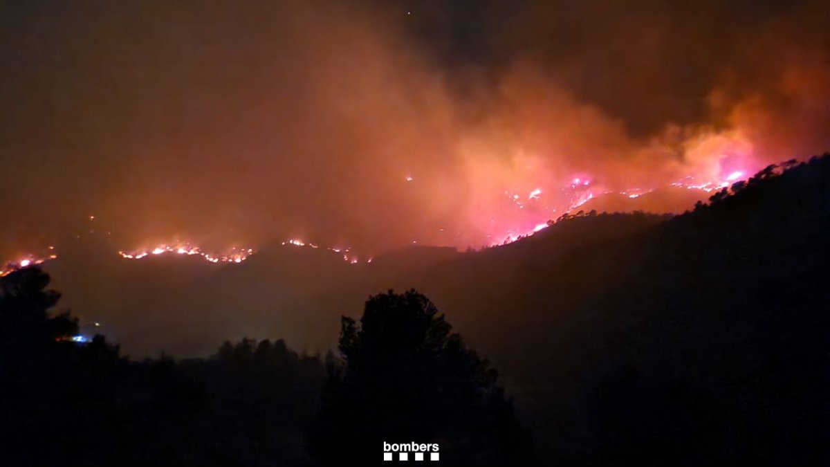 Imagen del incendio durante la noche del día 12
