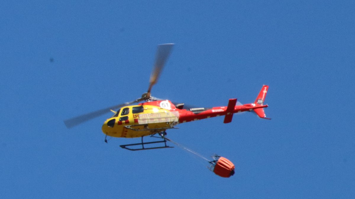 Un helicóptero de extinción de los Bomberos trabajando al incendio de Cabacés.