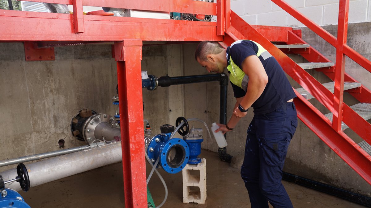 Un operari revisa la nova connexió del CAT que abasteix el dipòsit d'aigua potable de l'Espluga de Francolí.