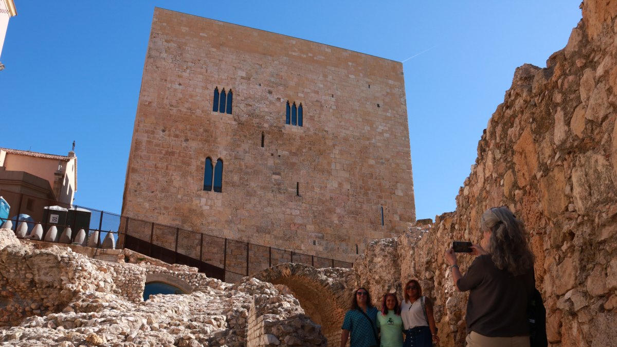 Una familia de la Rioja se fotografía delante de la torre del Pretorio de Tarragona