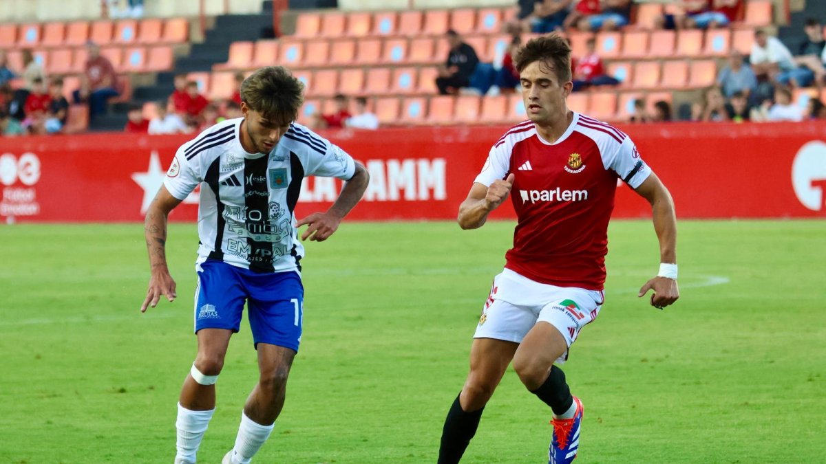 Marc Álvarez (Tarazona) defensat per Ander Gorostidi.