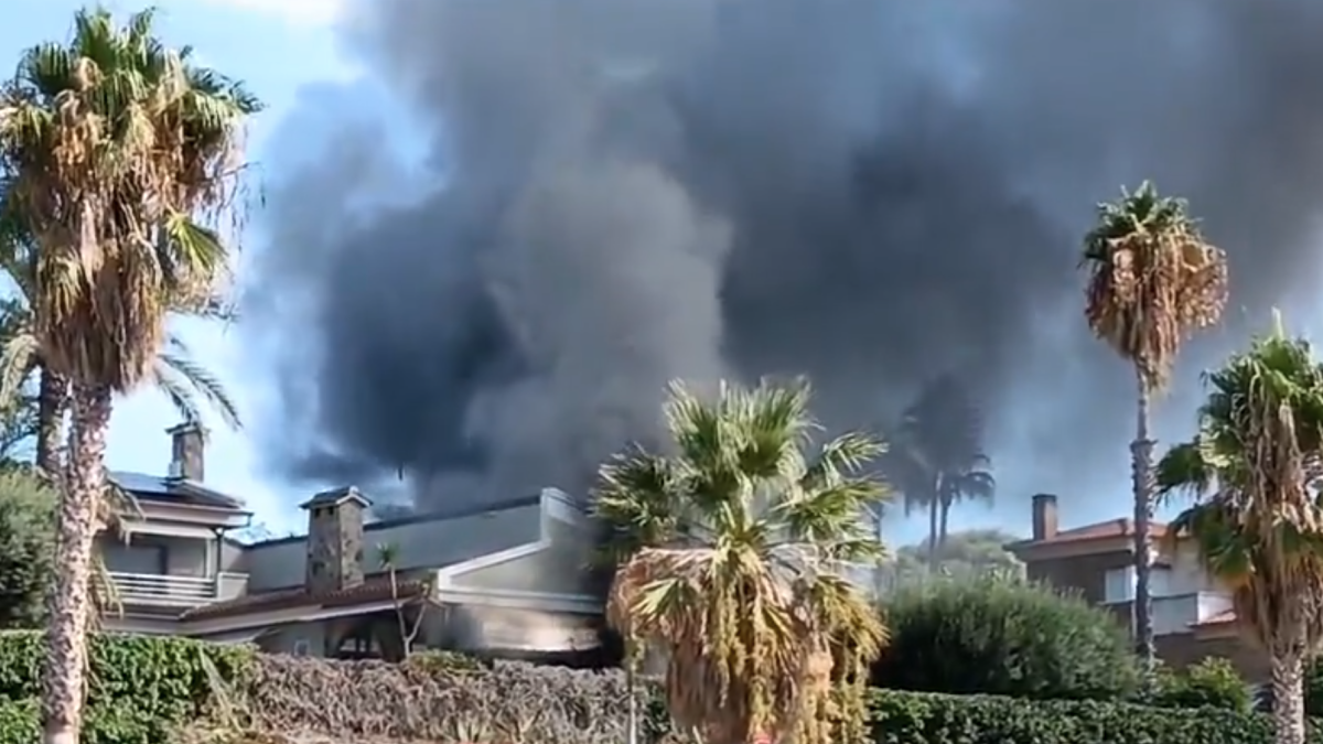 Imagen de la vivienda afectada durante el incendio.