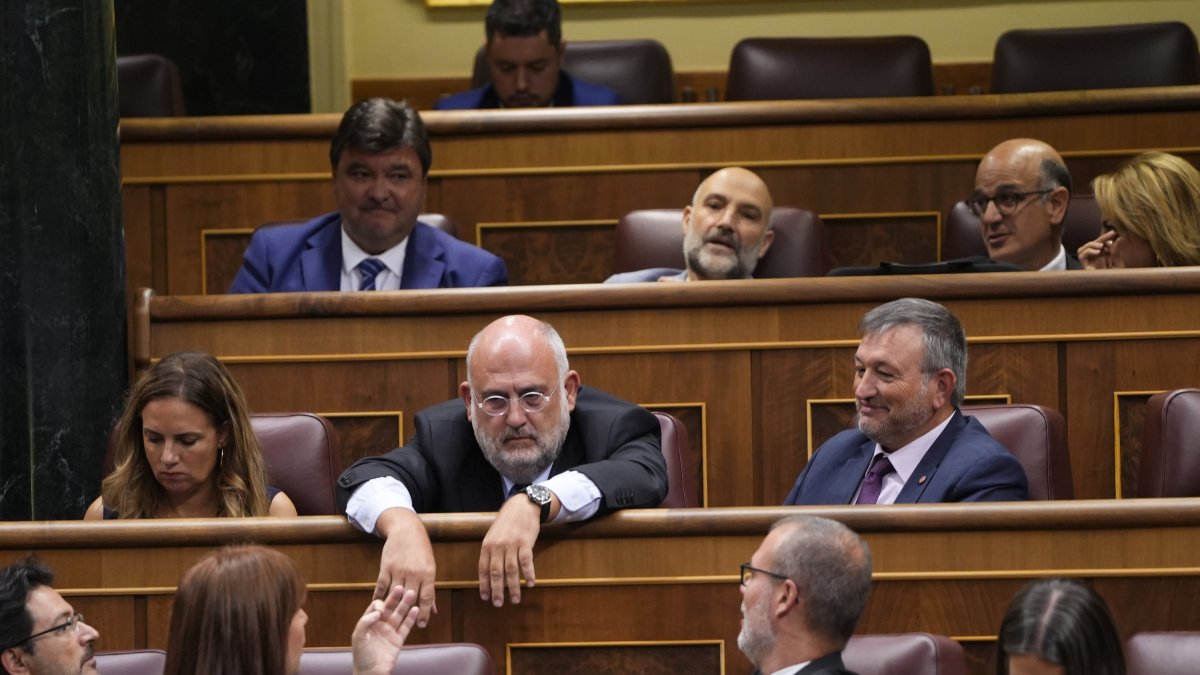 El diputado de Junts Eduard Pujol en su escaño después de cometer un error en la segunda votación de la investidura de Feijóo.