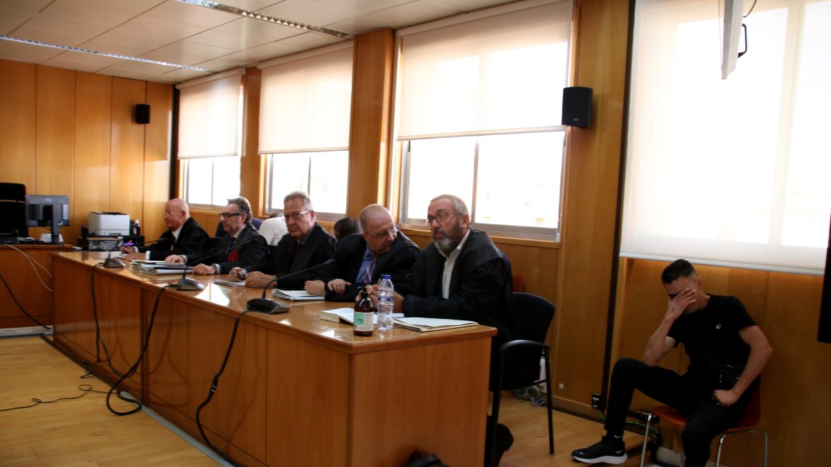 Los abogados de los cinco hombres condenados por varios delitos relacionados con la venta de droga en Reus, al inicio del juicio celebrado en la Audiencia de Tarragona.