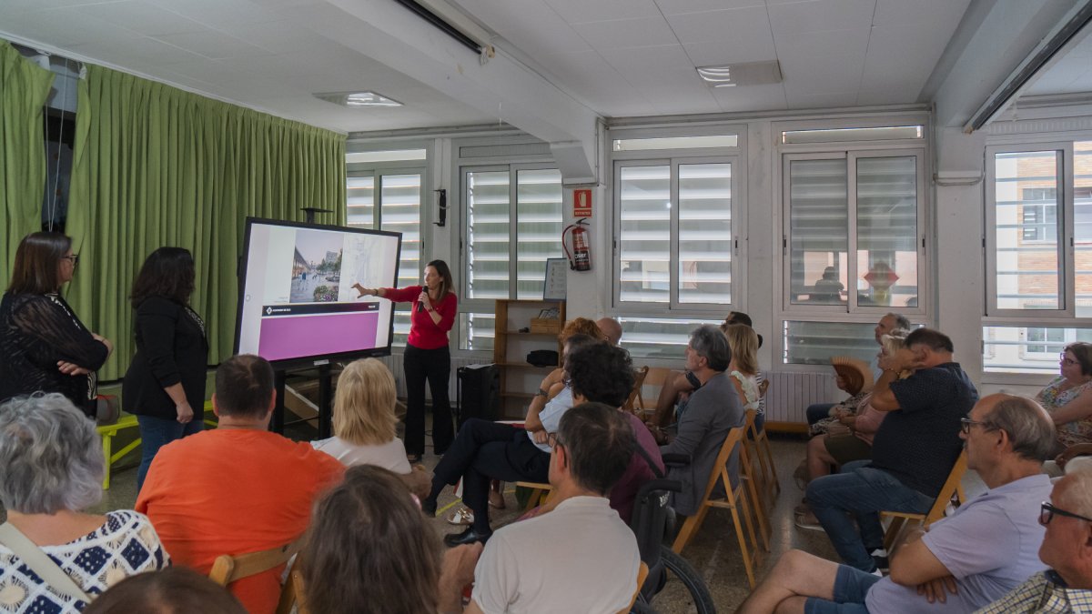 Encontrada informativa en el barrio Fortuny para explicar el proyecto del Carrilet.
