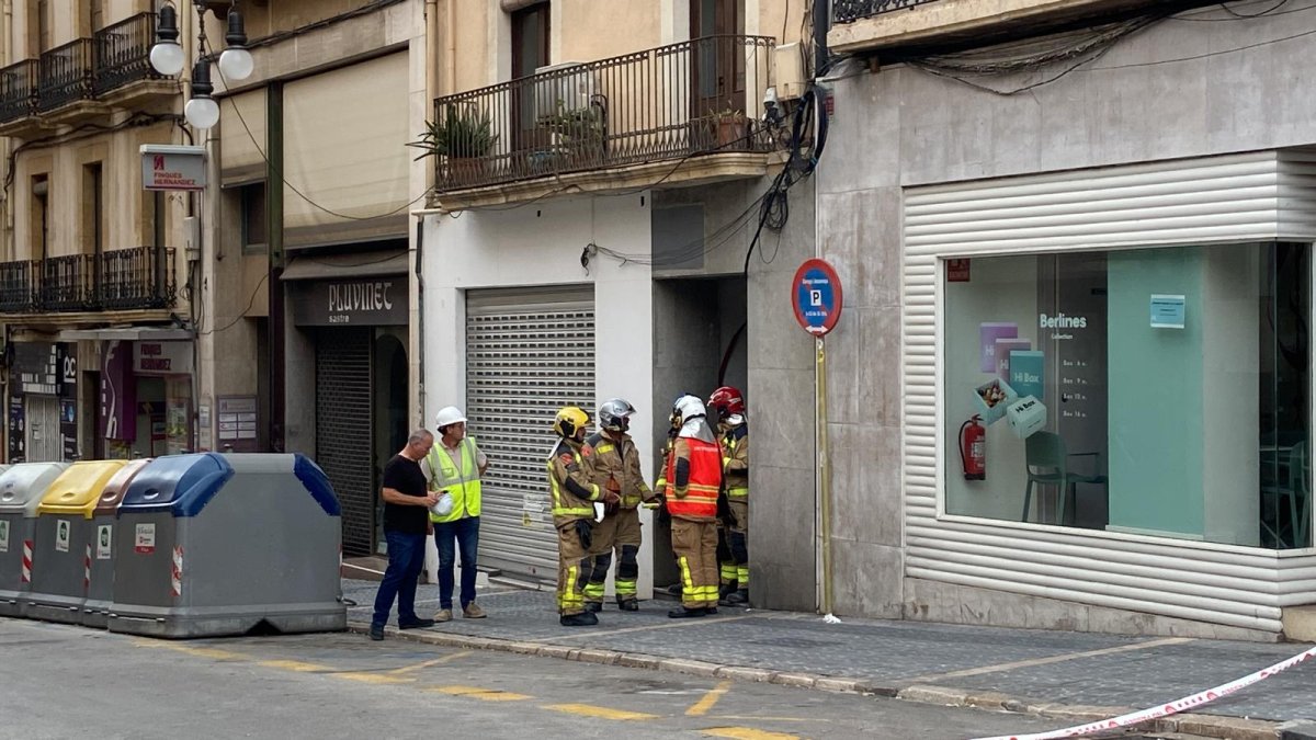 Los Bomberos de la Generalitat en el portal del edificio número 3 de la calle Unión de Tarragona, afectada por una grieta que amenaza la estructura del inmueble.