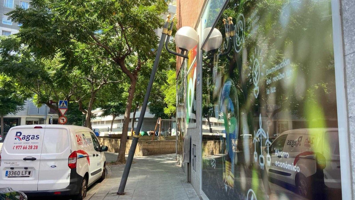 Imagen de la farola caída en la calle Felip Pedrell.