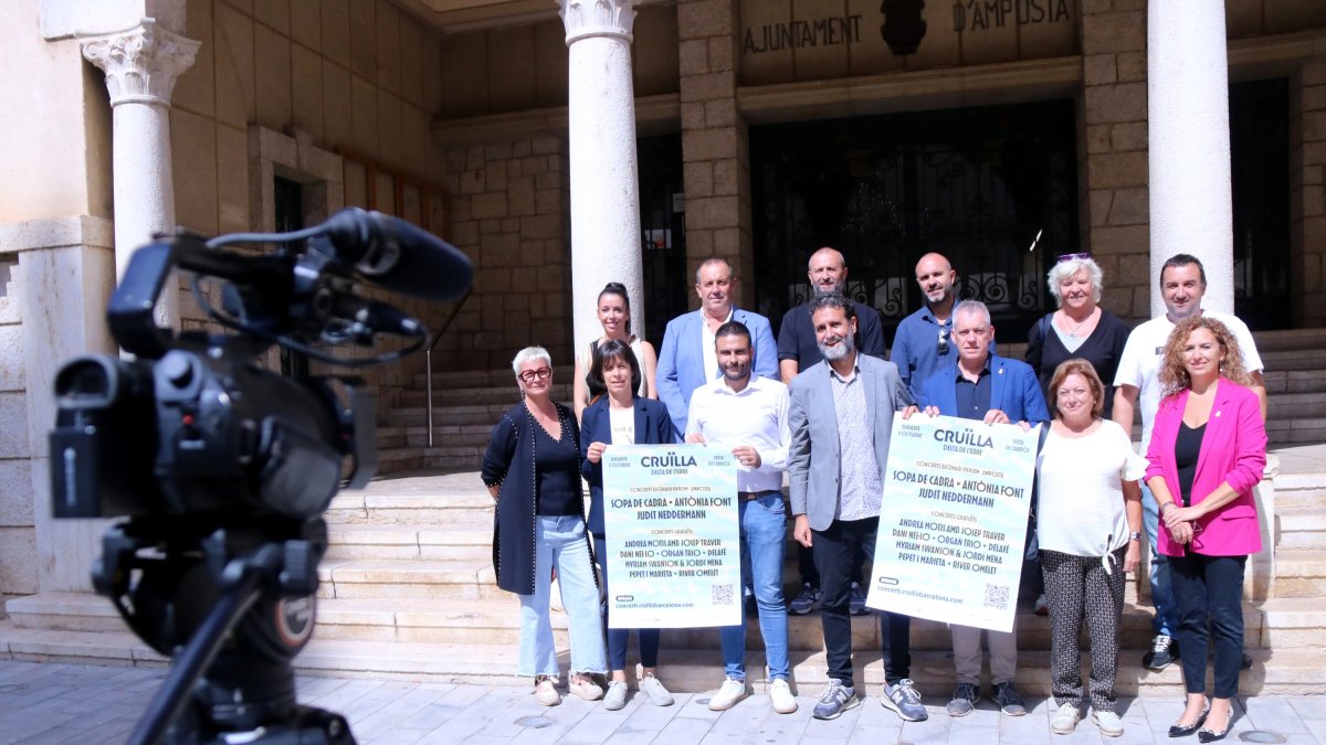 Miembros de la organización festival Cruce|Encrucijada Delta del Ebro con representantes de los ayuntamientos y las entidades colaboradoras.