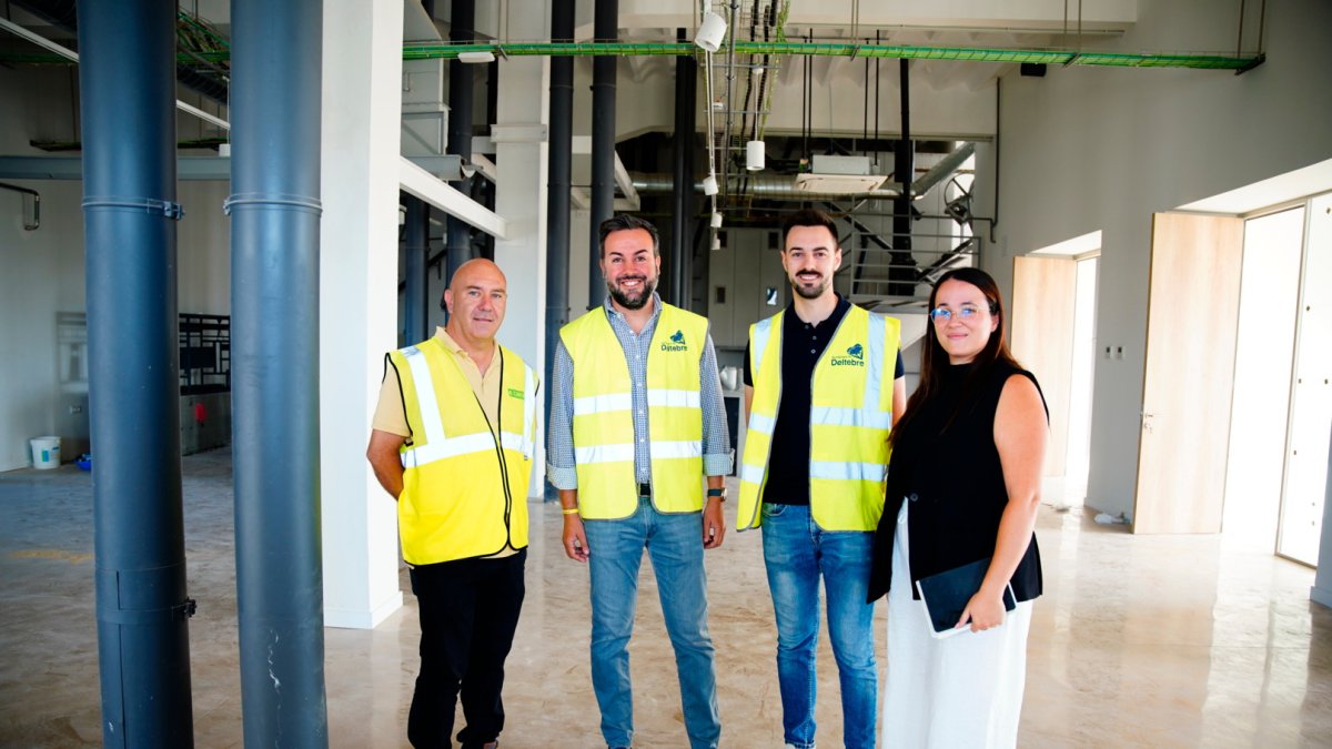 El alcalde de Deltebre y los tenientes de alcaldía visitando las obras de la antigua Cámara Arrocera.