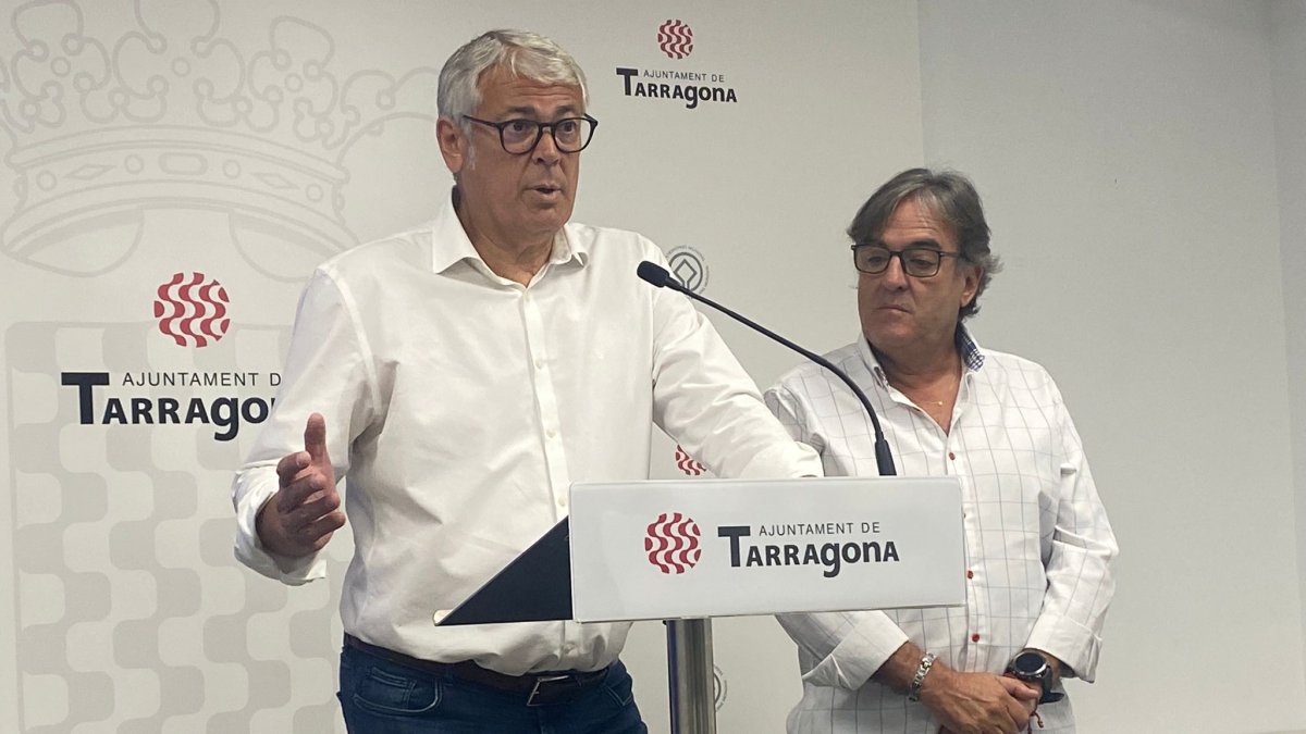 Imagen de Jordi Sendra (Juntos) atendiendo a los medios de comunicación.
