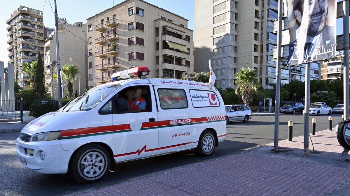 Una ambulancia en la carretera después de un incidente relacionado con los dispositivos inalámbricos de miembros de Hezbollah en Beirut.