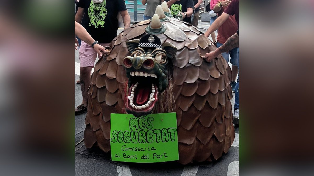 Imagen de la Cucafera pequeña durante la Baixadeta.