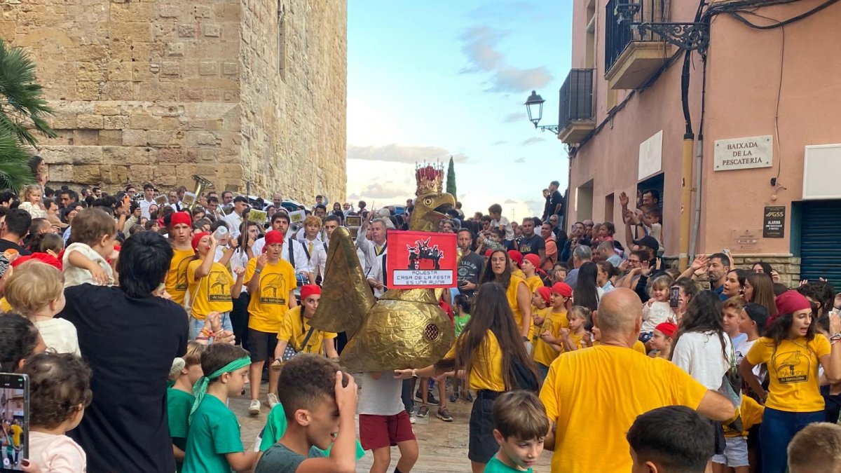 Imagen del Aligueta bailando durante la Baixadeta.