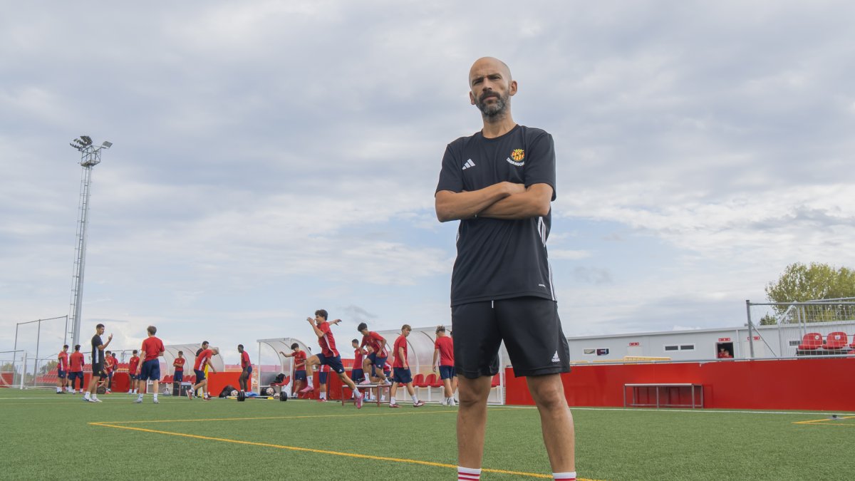 El entrenador del Juvenil A del Nàstic, Xavi Vilagut, en la Ciudad Deportiva Gimnàstic de Tarragona
